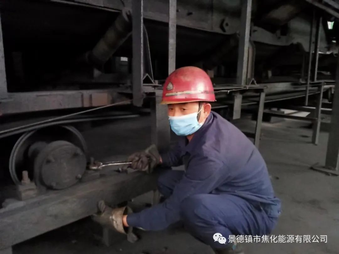 “老線這邊人手不夠，你們那邊有誰可以過來支援？”“好的，我馬上來。”聽到這個(gè)消息時(shí)，羅國安剛剛結(jié)束新線的維修工作，但他二話不說，立即拿起維修包，投入到老線的維修工作當(dāng)中。每天工作10小時(shí)以上已經(jīng)成為抗疫期間的常態(tài)，雖然身體很疲憊，但是他沒有任何怨言，“確實(shí)很辛苦、很累，但現(xiàn)在正是特殊時(shí)期，只有保障公司生產(chǎn)經(jīng)營“不斷檔”，我們生活才能“不斷線”，恰恰我所在的運(yùn)輸廠就是承擔(dān)著焦炭煤炭運(yùn)輸?shù)闹匾氊?zé)，所以我更應(yīng)該恪盡職守，保障好這些設(shè)備的穩(wěn)定運(yùn)行?！?jpg
